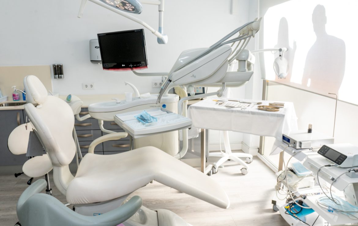 Somos Especialistas en Implantes: Implantología y Carga Inmediata
