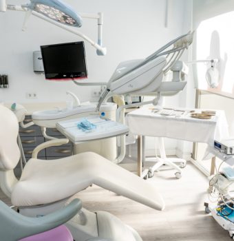 Somos Especialistas en Implantes: Implantología y Carga Inmediata