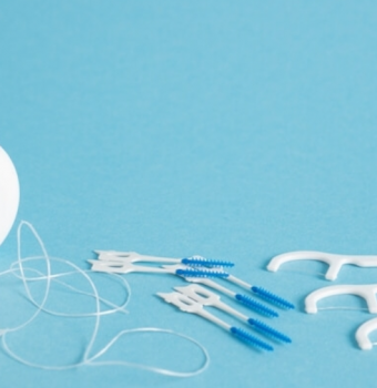 La importancia del hilo dental y el cepillo interdental