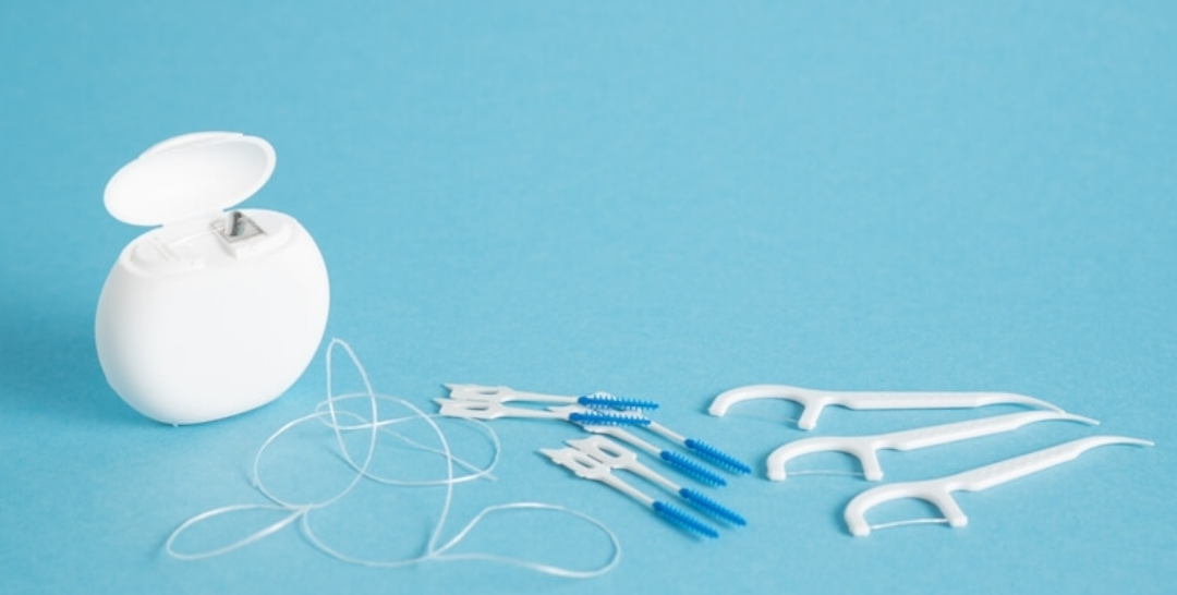 La importancia del hilo dental y el cepillo interdental