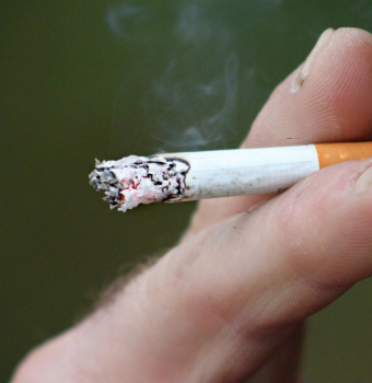 Fumar y los implantes dentales: Riesgos y precauciones