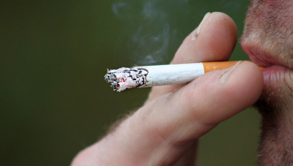 Fumar y los implantes dentales: Riesgos y precauciones