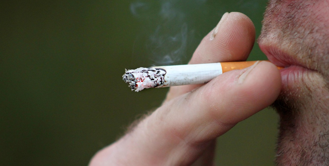 Fumar y los implantes dentales: Riesgos y precauciones