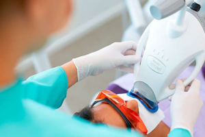 Luce dientes más blancos con nuestros blanqueamientos profesionales